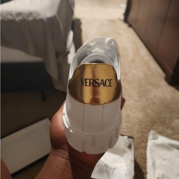 Versace - Picture 2 of 8